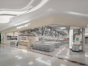 現代超市採用金屬貨架與燈具，呈現乾淨寬敞的設計。