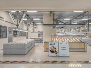 現代雜貨店美食廣場，採用金屬肯佐、木質層架、瓷磚地板與玻璃展示櫃。