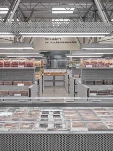 現代雜貨店內設有金屬貨架單元。