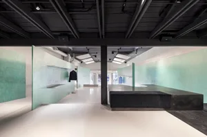 現代零售店採用極簡設計，搭配混凝土牆與粉刷牆面