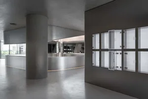現代工業風辦公空間，採用混凝土與鋁材