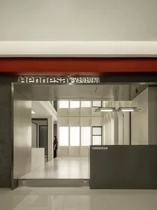 現代辦公室接待區擁有金屬表面與俐落線條，配有流線型鋁製辦公桌。