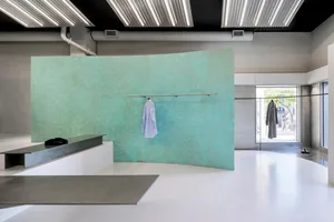 現代零售商店室內採用極簡設計元素，展現金屬、混凝土與玻璃材質。
