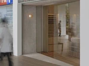 現代零售店面，搭配玻璃窗與室內陳列架。