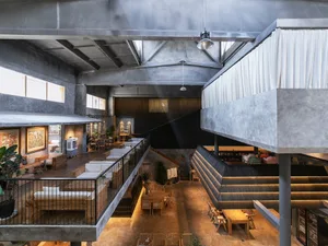 工業風餐廳，採用混凝土元素、開放空間與極簡設計。