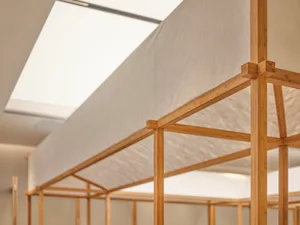 極簡室內設計，展現木樑與透光織物