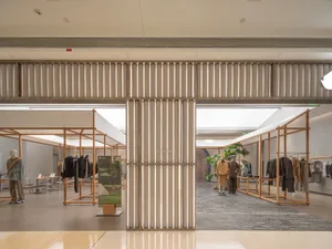 現代設計的商店室內，展現金屬框架與混凝土柱