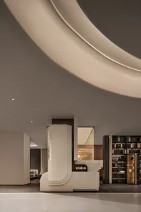 現代酒店接待區採用大理石與混凝土飾面，搭配柔和燈光照明。