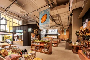 現代工業風格的零售店，搭配木質層架、金屬裝飾與玻璃展示櫃。