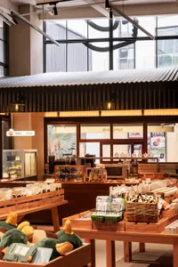 舒適的零售咖啡店，採用木質與波浪金屬材質。