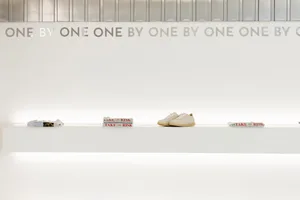 Shoe packaging with the words 'One by one'