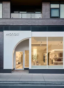 現代零售店面，櫥窗展示簡約風格的包款與服飾。