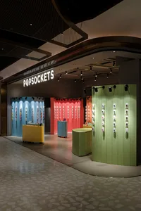 Popsockets 零售店面室內視圖，展示色彩繽紛的品牌商品與品牌產品。