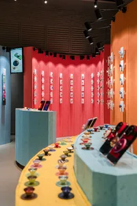 零售空間內色彩繽紛的商品展示