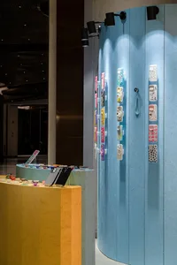 零售店面在藍色弧形牆面上展示各式色彩繽紛的手機配件。