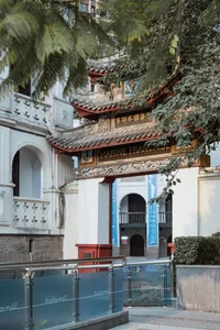 A historical Chinese pavilion with a traditional roof and a sign reading 'MARINE FRANCAISE'.