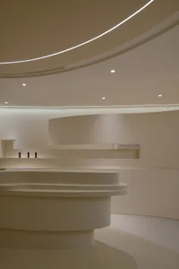 現代簡約零售空間，採用簡潔幾何造型與純白配色。