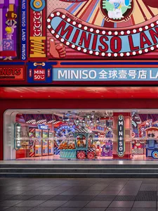 充滿活力的店面擁有色彩繽紛的招牌與明亮燈光，展示各式商品。
