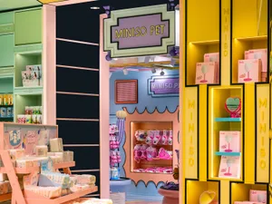 色彩繽紛且充滿活力的寵物店室內，展示著色彩豐富的貨架與商品。