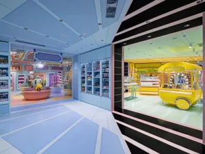 色彩繽紛且充滿活力的寵物用品店零售空間，展示各式各樣的商品。