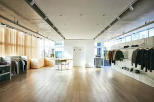 現代零售店內部，展現簡約設計元素與自然光線。