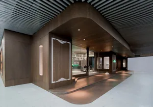 現代零售店室內，木質牆面搭配玻璃展示櫃。