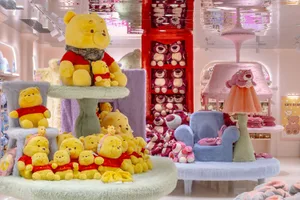 一張色彩鮮豔的玩具店室內照片，展示著絨毛泰迪熊。