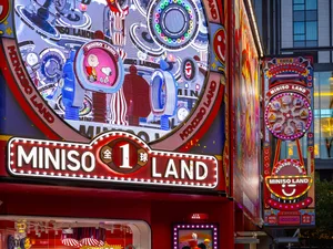 色彩繽紛的 Miniso Land 店面，搭配數位印刷招牌與反光面板。