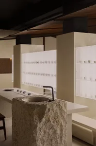 寧靜的茶室採用石材與混凝土材質，搭配極簡設計與傳統茶具擺設。