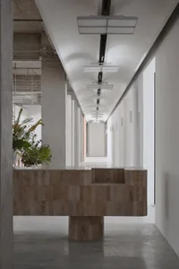 現代簡約辦公室入口，採用混凝土與瓷磚地板