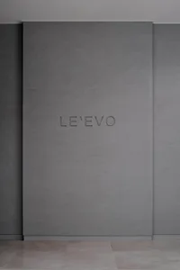 混凝土牆面刻有「LE'EVO」文字