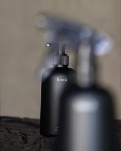 黑色塑膠按壓式瓶身，內裝液體洗手乳。