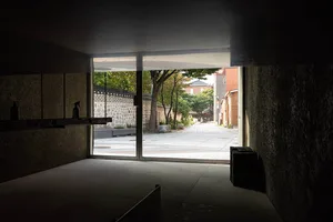 從建築物內部觀看混凝土都市小巷