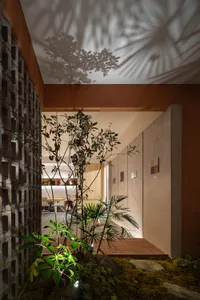 現代室內設計，展現混凝土大廳搭配工業元素。