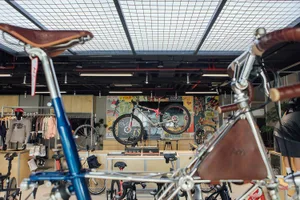 自行車店室內空間，展示金屬結構與自行車