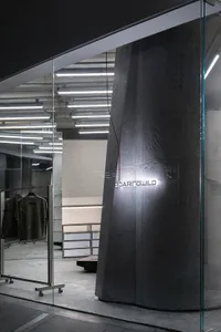 現代極簡服飾店室內，搭配混凝土牆面與燈光照明