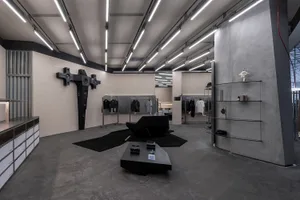 現代零售店面，採用混凝土、金屬、玻璃與皮革材質。