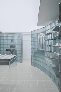 現代玻璃店面搭配弧形展示櫃，陳列美妝產品。