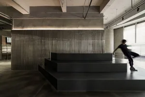 極簡現代辦公空間，搭配混凝土與金屬質感