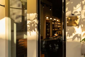 現代零售店面，工業風室內設計，搭配木質層架與金屬元素。