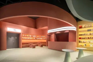 現代圖書館室內空間，鋪設陶瓷地磚。