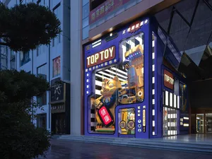 明亮的店面前有一隻大型貓咪吉祥物，以及寫著「TOP TOY」的招牌。