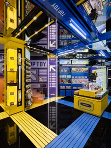 一間充滿活力的現代玩具零售店，擁有色彩繽紛的金屬與塑膠元素，以及明亮的霓虹燈光。