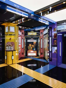 一個色彩鮮豔且充滿玩樂感的零售空間，展示各種玩具陳列與機器。
