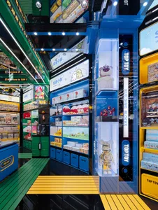 色彩繽紛且現代的玩具店，展示各種玩具與商品的貨架。