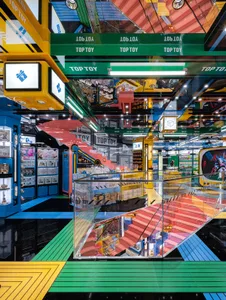 一間色彩繽紛、充滿活力的玩具店，採用現代且富有玩心的設計。
