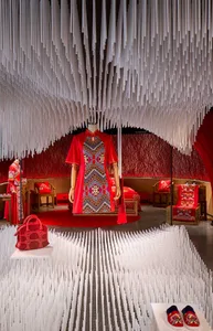 時尚零售展示，呈現紅色織品設計，擁有精緻圖紋與傳統元素。