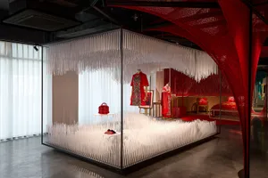 一家融合金屬、布料與木質元素的服飾店。