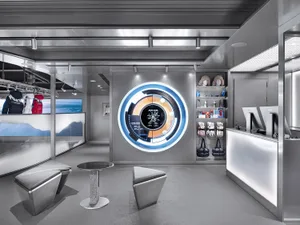 現代零售店內部，展示金屬結構與發亮的商品陳列區。