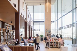現代書店室內，配有木製書架、玻璃面板和金屬燈具。